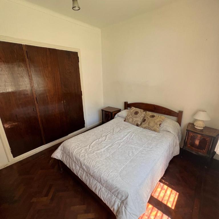 Check and Home - Casa Libertad - 6 Huéspedes con Balcon a la Calle - Three-Bedroom Apartment with Balcony - 3