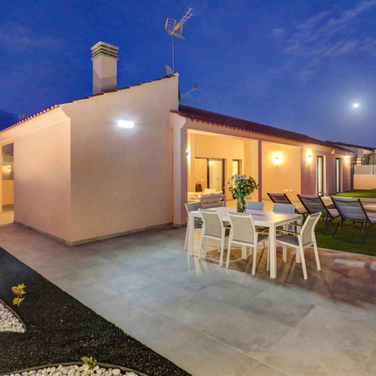 Villa Picasso Caleta - Three-Bedroom Villa - 11