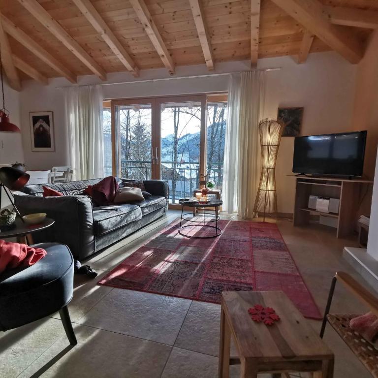 Modernes Chalet mit Terrasse und Parkplatz in den Alpen - Ferienhaus - 1