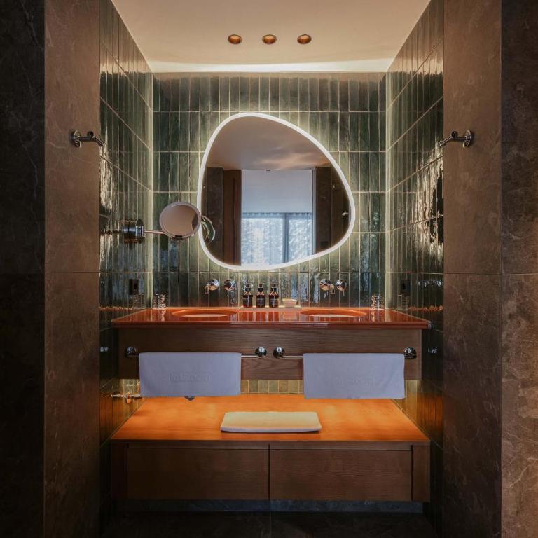 New Hotel Kristberg in Lech with SPA, outdoor pool and view - Standard Suite - 9