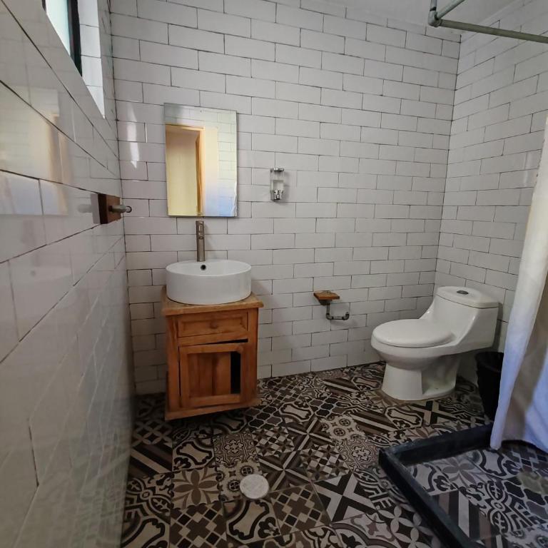 Hostalgia Casa Zul - Habitación con cama extragrande y baño privado - 7