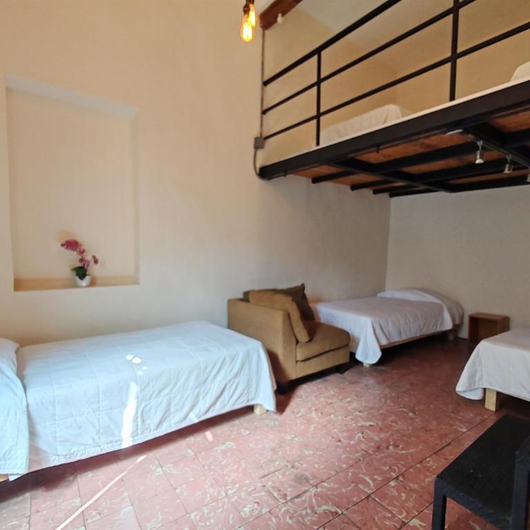Hostalgia Casa Zul - Cama en habitación compartida femenina de 6 camas - 7
