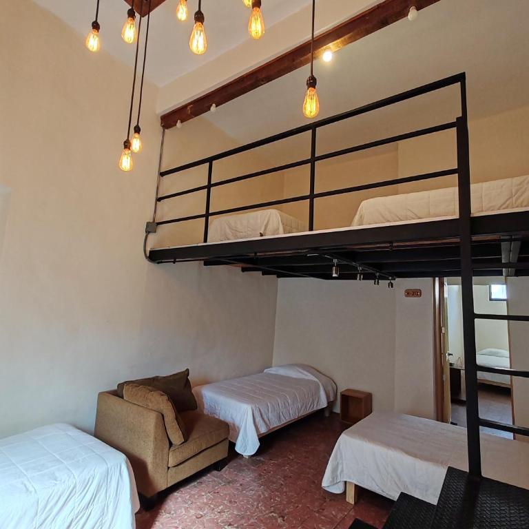 Hostalgia Casa Zul - Cama en habitación compartida femenina de 6 camas - 6