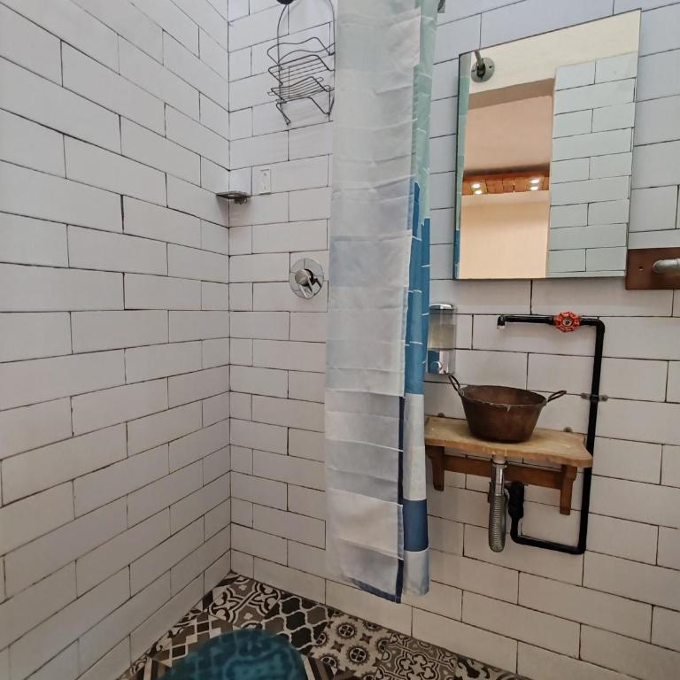 Hostalgia Casa Zul - Cama en habitación compartida femenina de 6 camas - 11