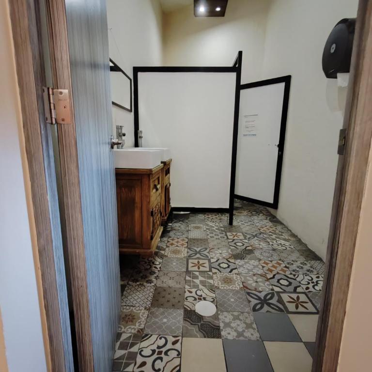 Hostalgia Casa Zul - Cama en habitación compartida femenina de 6 camas - 19