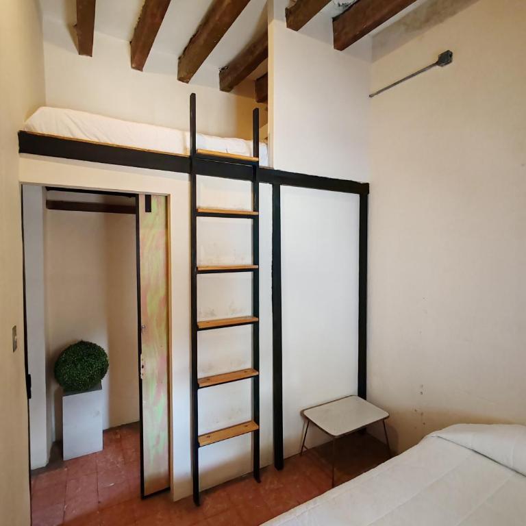 Hostalgia Casa Zul - Cama en habitación compartida femenina de 6 camas - 17