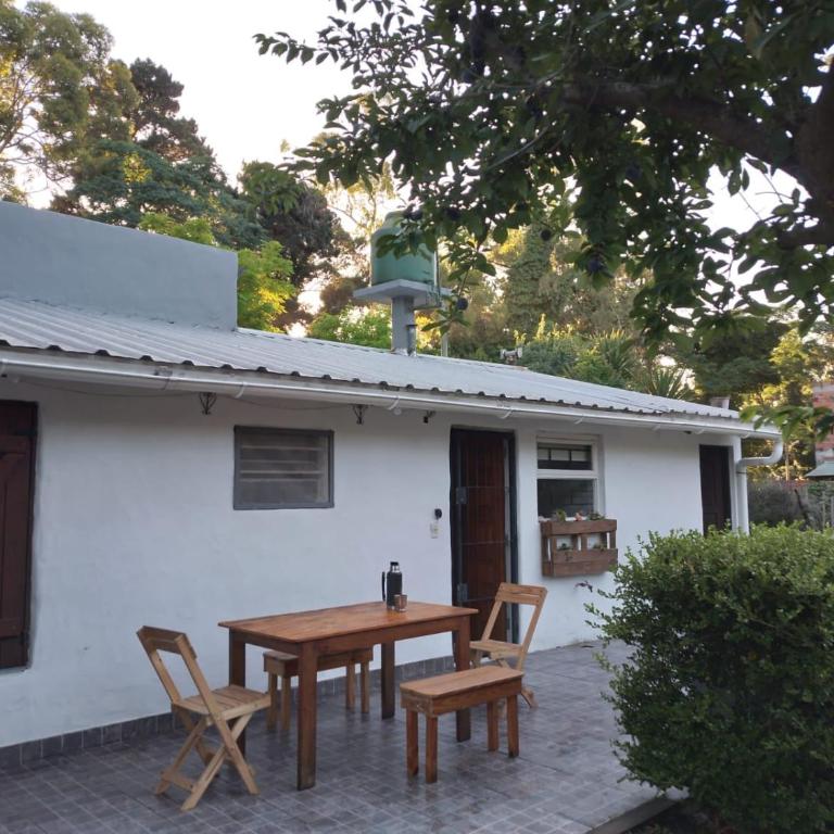 Casa con extenso parque en barrio Las Dalias - Casa de 3 dormitorios - 3