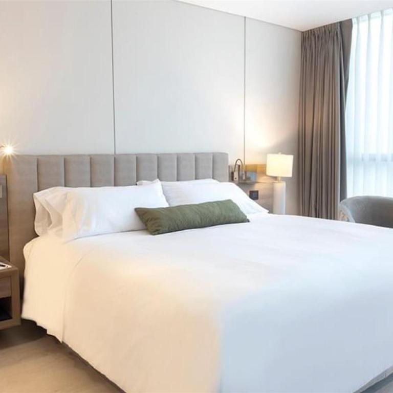 York Medellin, Curio Collection by Hilton - Habitación con ducha a ras de suelo, adaptada para personas de movilidad reducida - Cama extragrande - 2
