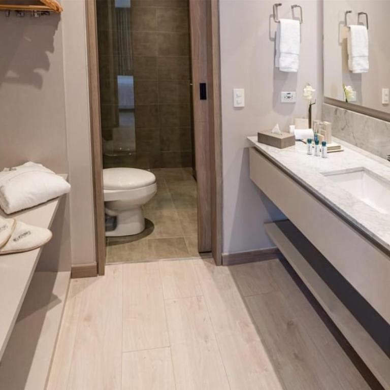York Medellin, Curio Collection by Hilton - Suite Junior con cama extragrande, terraza y cocina - 6