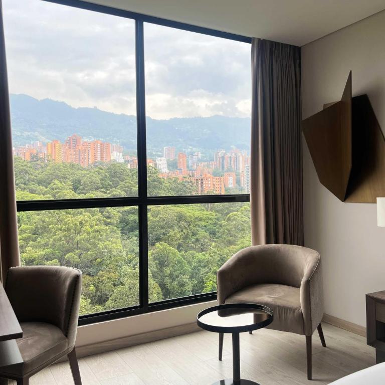 York Medellin, Curio Collection by Hilton - Habitación Superior con zona de cocina - 1 cama extragrande - 2