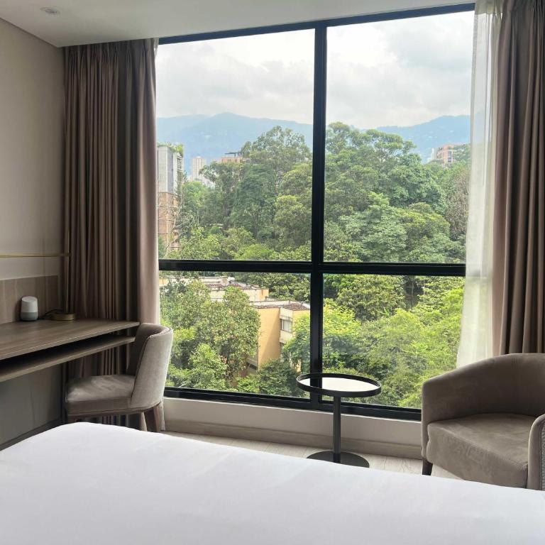 York Medellin, Curio Collection by Hilton - Habitación Superior con zona de cocina - 1 cama extragrande - 3