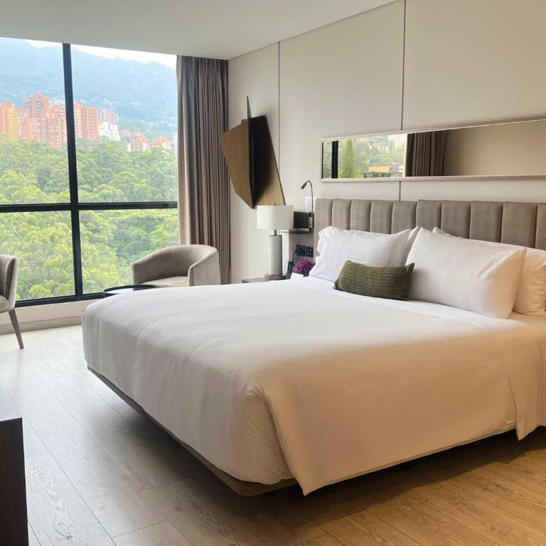 York Medellin, Curio Collection by Hilton - Habitación Superior con zona de cocina - 1 cama extragrande - 6