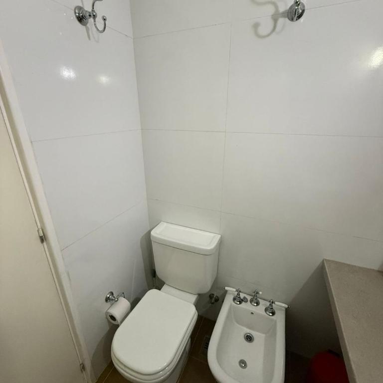 Comodo departamento en calle Alsina zona Güemes - One-Bedroom Apartment - 4