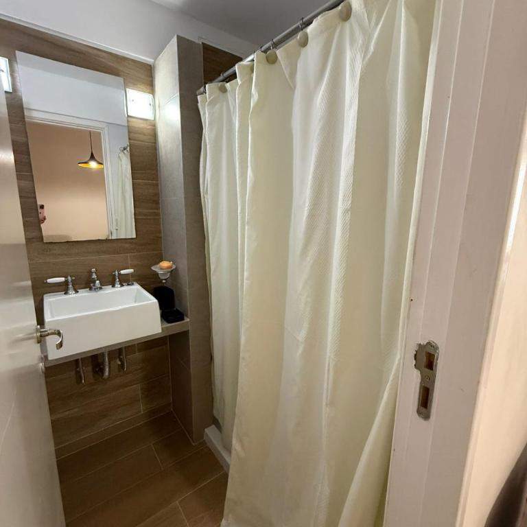 Comodo departamento en calle Alsina zona Güemes - One-Bedroom Apartment - 3