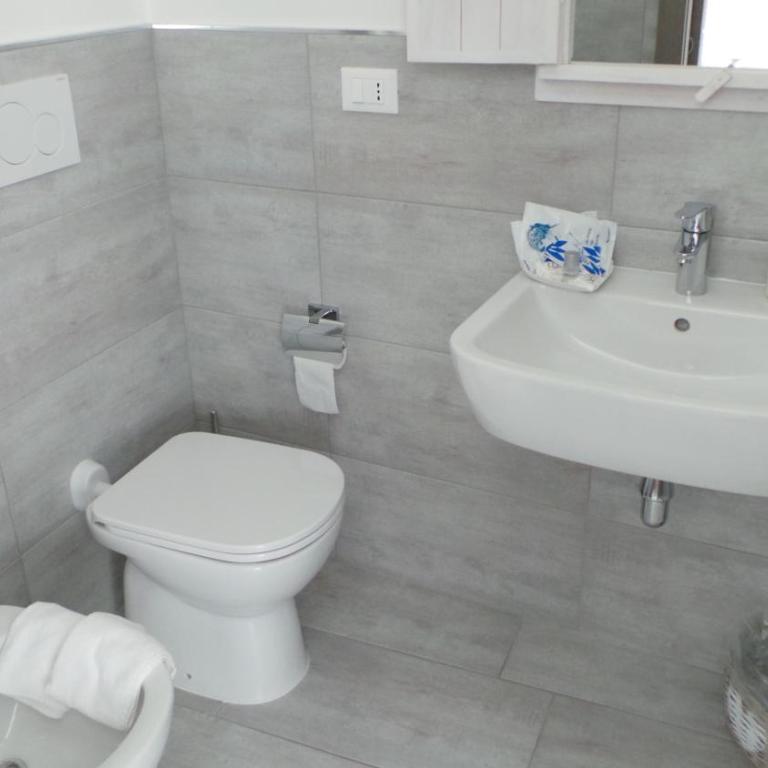 Carducci - Deluxe Double Room with Shower - 9