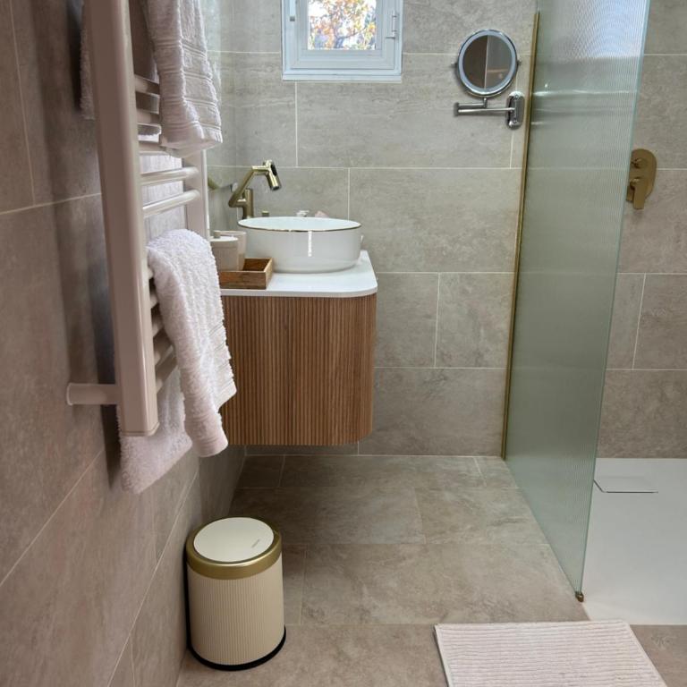 CHARMANT 2 PIECES DANS VILLA INDIVIDUELLE TERRASSES JARDIN - Appartement 1 Chambre - 25