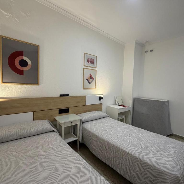 Hostal Bahía - Habitación Doble con cama supletoria - 2 camas - 6