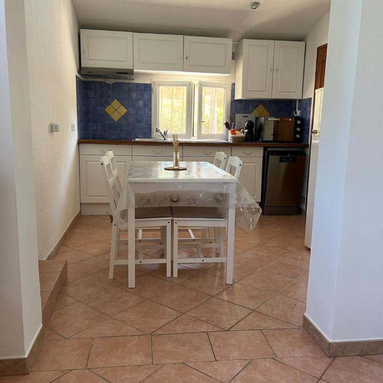 La Pinède appartement T2 accès piscine - One-Bedroom Apartment - 8