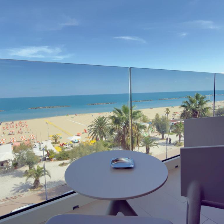 Hotel Continental - Standard Family Room with Sea-facing Balcony - 11