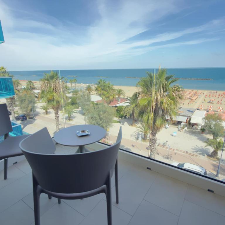 Hotel Continental - Standard Family Room with Sea-facing Balcony - 10