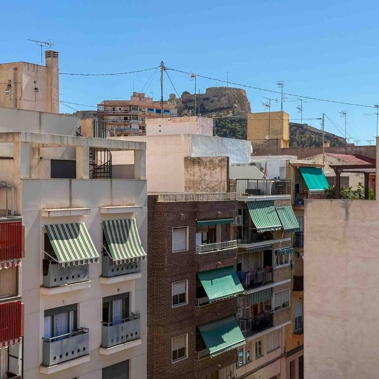 Precioso atico centenario entre dos castillos - One-Bedroom Apartment - 3