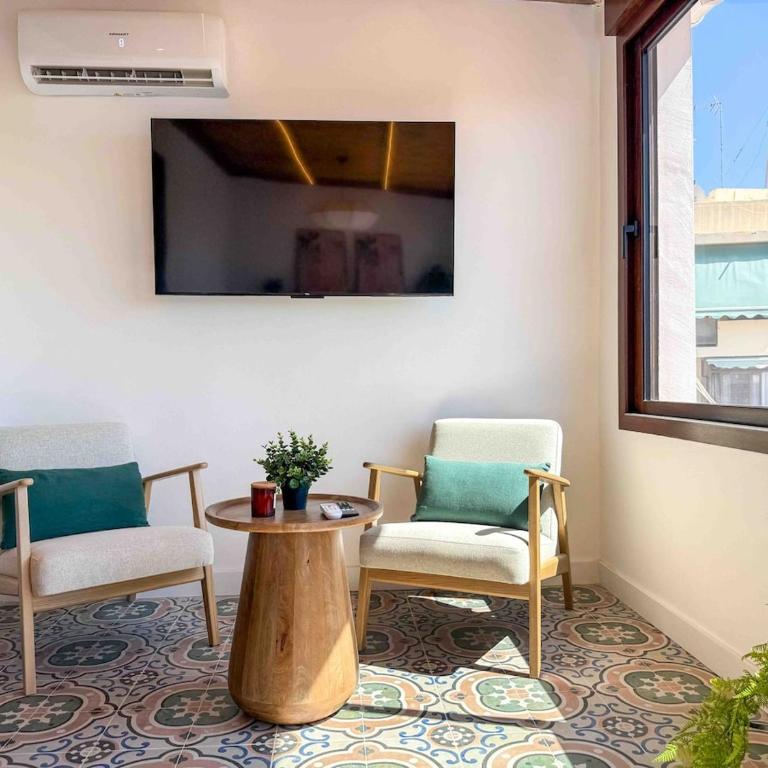 Precioso atico centenario entre dos castillos - One-Bedroom Apartment - 19