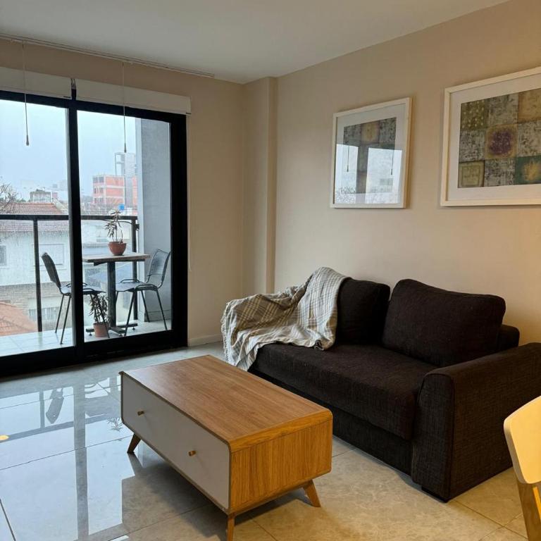 Check and Home - Corrientes III - 4 Huéspedes con Balcon y Cochera - One-Bedroom Apartment with City View - 4