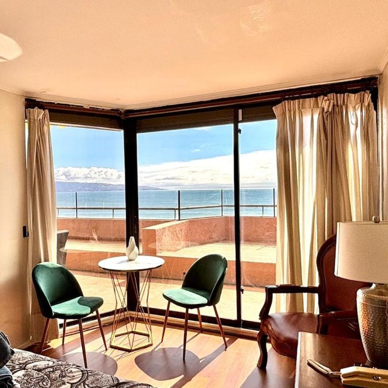 Espectacular departamento de primera linea - Three-Bedroom Apartment with Sea View - 12