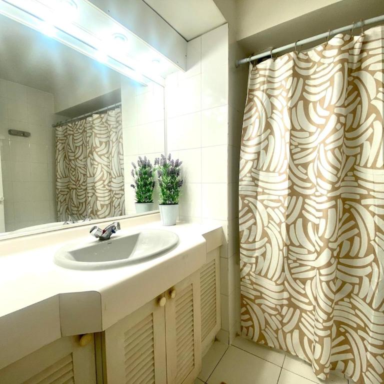 Espectacular departamento de primera linea - Three-Bedroom Apartment with Sea View - 10
