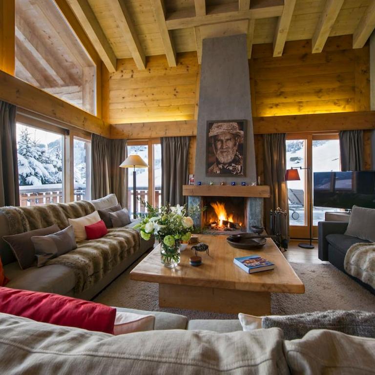 Chalet with Hot Tub and Stunning Views - Ferienhaus - 3