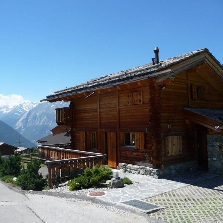 Chalet with Hot Tub and Stunning Views - Ferienhaus - 2