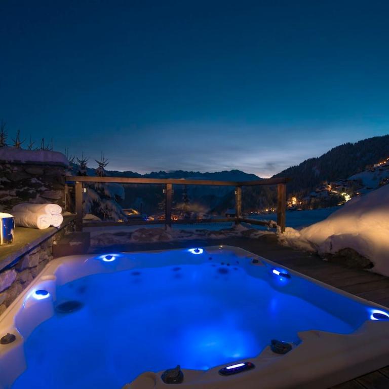 Chalet with Hot Tub and Stunning Views - Ferienhaus - 9