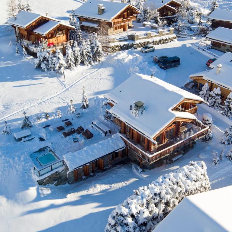 Chalet with Hot Tub and Stunning Views - Ferienhaus - 11