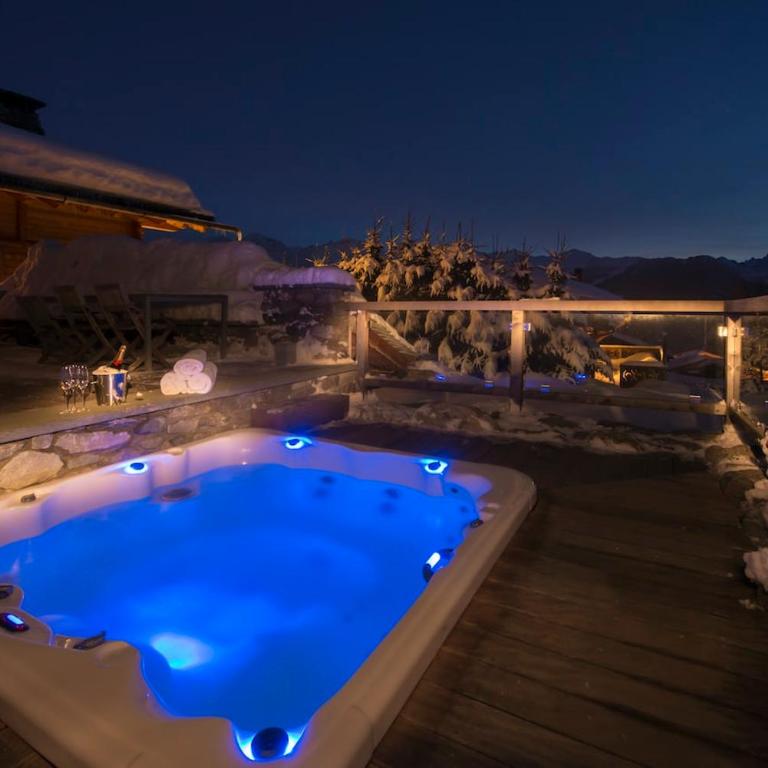 Chalet with Hot Tub and Stunning Views - Ferienhaus - 14