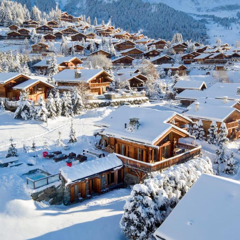 Chalet with Hot Tub and Stunning Views - Ferienhaus - 12