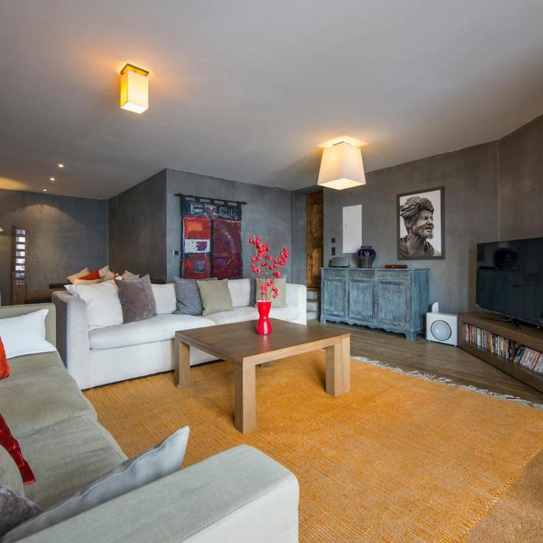 Chalet with Hot Tub and Stunning Views - Ferienhaus - 15
