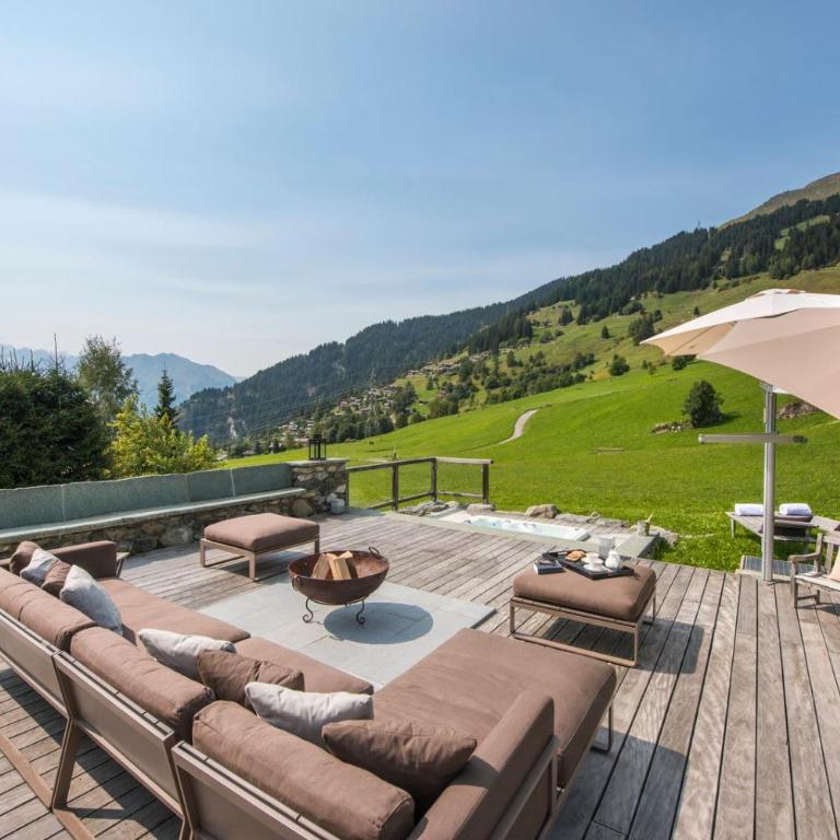 Chalet with Hot Tub and Stunning Views - Ferienhaus - 23