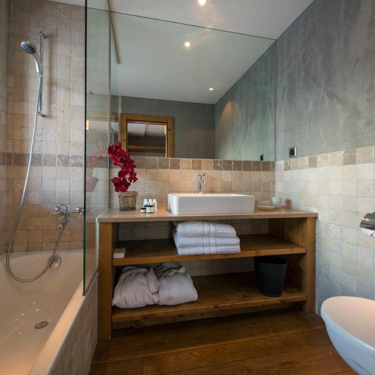 Chalet with Hot Tub and Stunning Views - Ferienhaus - 33