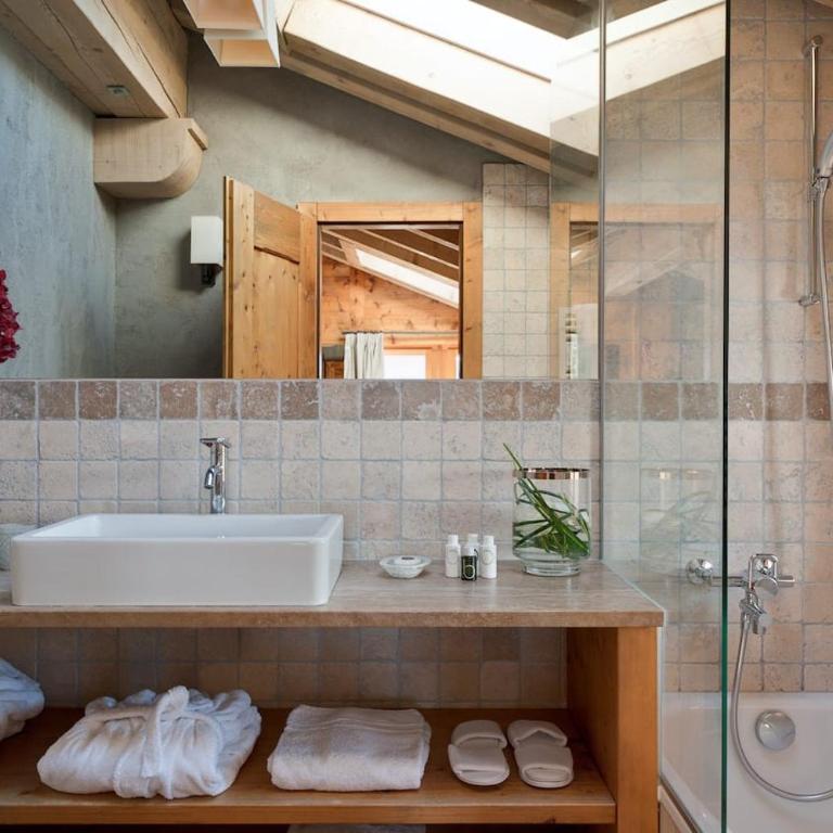 Chalet with Hot Tub and Stunning Views - Ferienhaus - 32