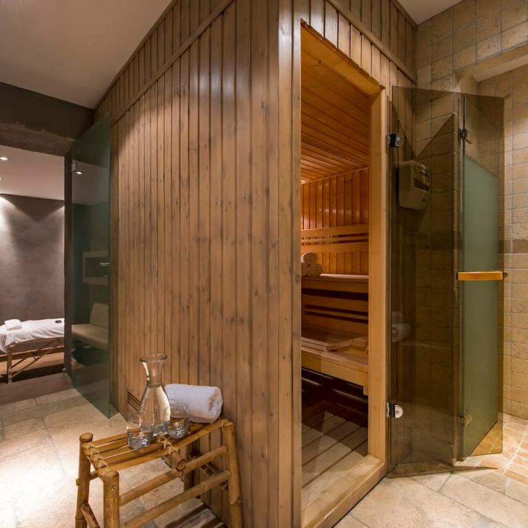 Chalet with Hot Tub and Stunning Views - Ferienhaus - 34