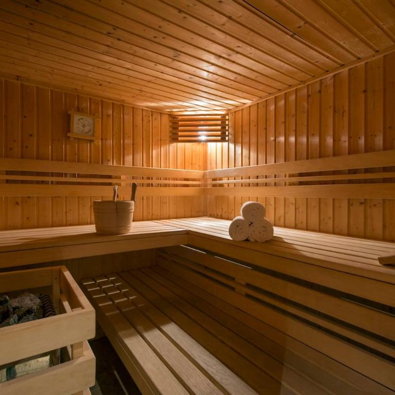 Chalet with Hot Tub and Stunning Views - Ferienhaus - 35