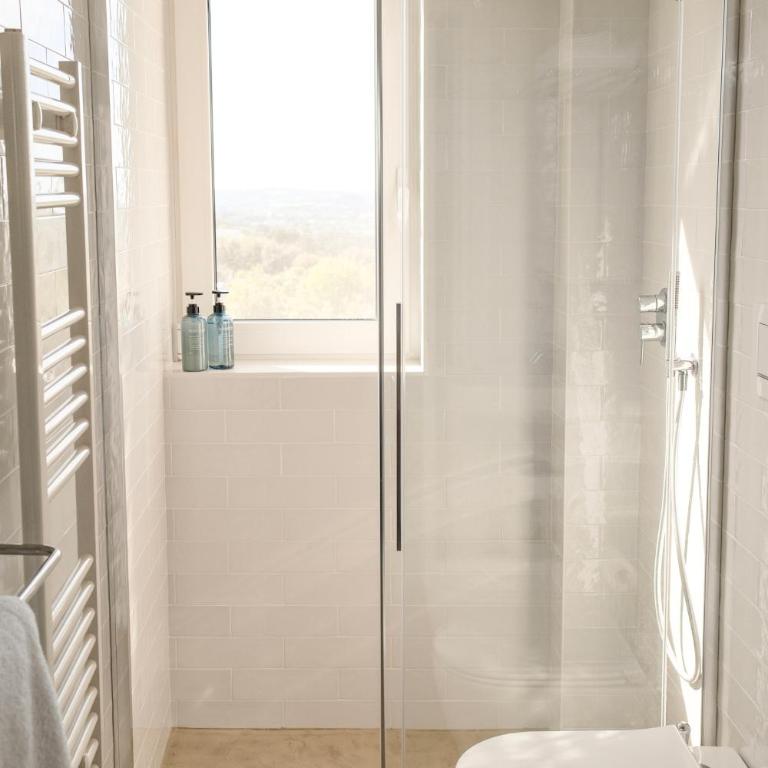Casa SEBA, Modern Retro Escape I 2 Bedrooms, Parking, Elevator, Crib - Two-Bedroom Apartment with Mountain View - 11