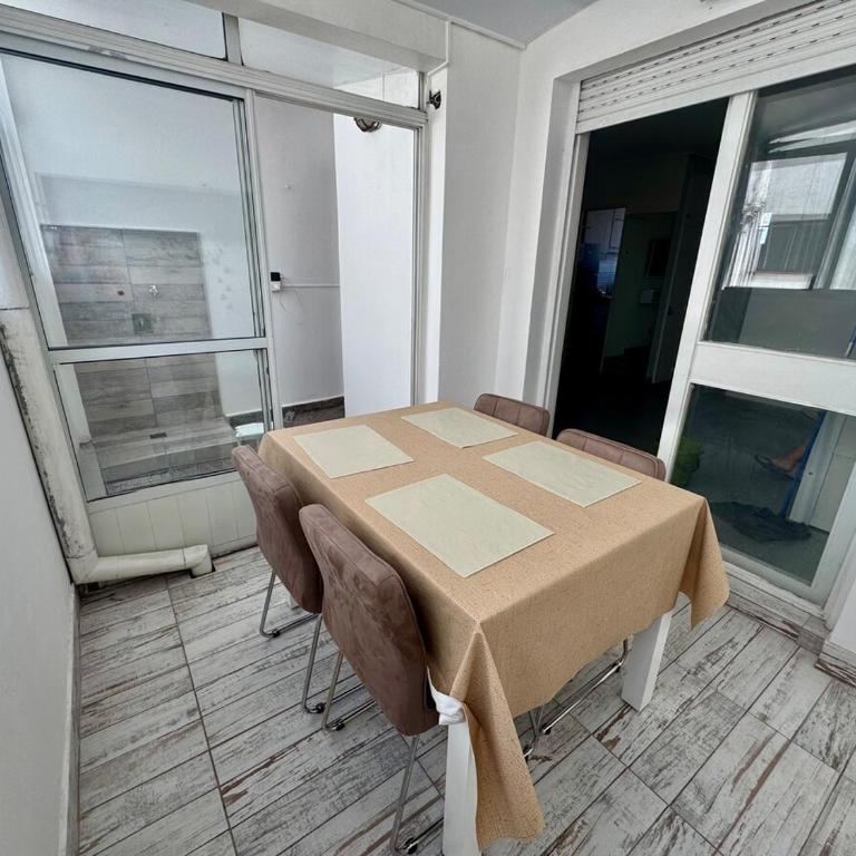 Confortable Depto 2 ambientes sobre Avenida Colón - Apartamento de 1 dormitorio - 3