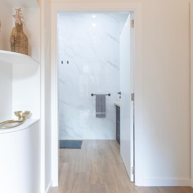 Prime Location, Bright & Cozy Apartment - Deluxe One-Bedroom Apartment - 11