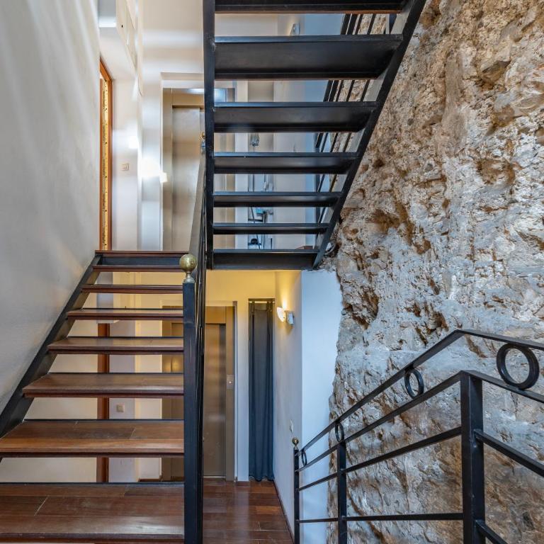 Prime Location, Bright & Cozy Apartment - Deluxe One-Bedroom Apartment - 30
