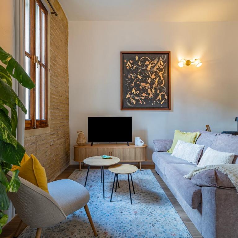 Prime Location, Bright & Cozy Apartment - Deluxe One-Bedroom Apartment - 2