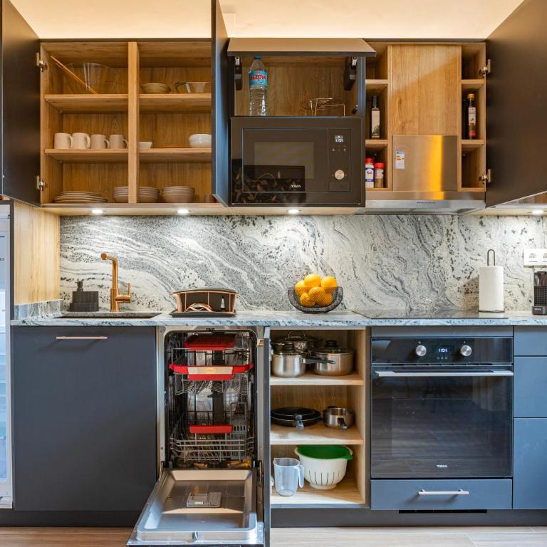 Prime Location, Bright & Cozy Apartment - Deluxe One-Bedroom Apartment - 9