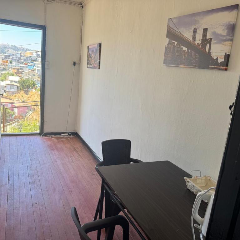 Small house in Valparaíso for tourists - Two-Bedroom House - 1