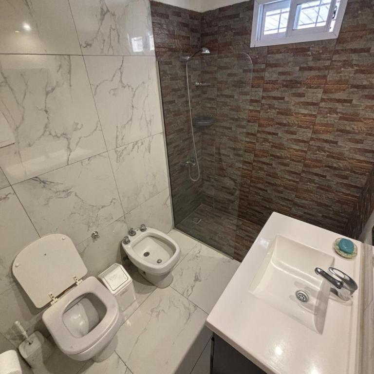 Excellent property, 6 blocks from the beach - Three-Bedroom House - 3