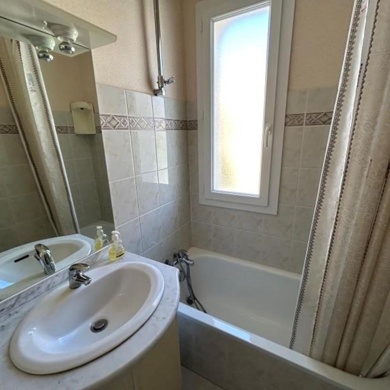 Appartement pour 4 à 150m de la plage avec parking - FR-1-837-70 - Appartement - 7